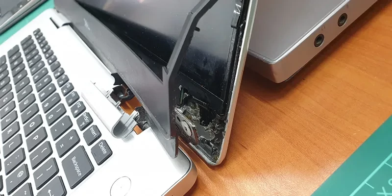 Törött laptop zsanér és burkolat javítása